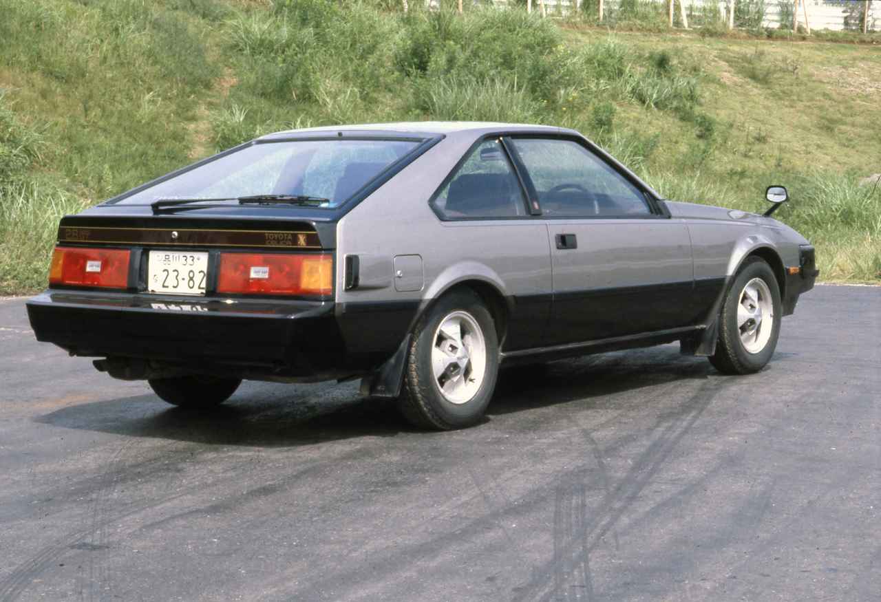 画像: シャープなエクステリアが特徴のセリカXX2800GT。リトラクタブルランプの低いノーズから直線的にリアに流れるラインが印象的だ。