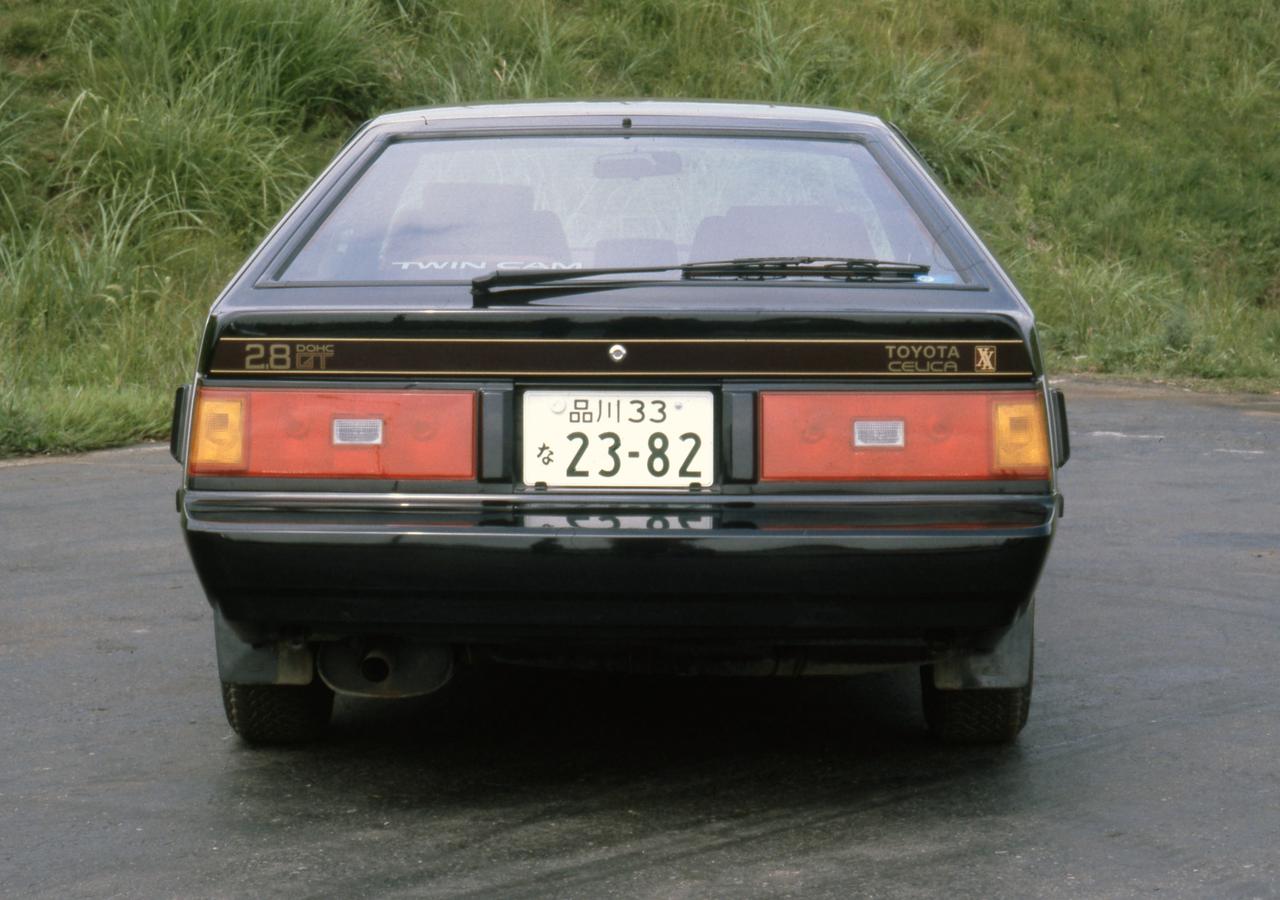 画像: 大型のテールランプを中心に直線基調のリアビュー。テールゲート左サイドには2.8GT DOHCのレターが入り、迫力を湛えている。