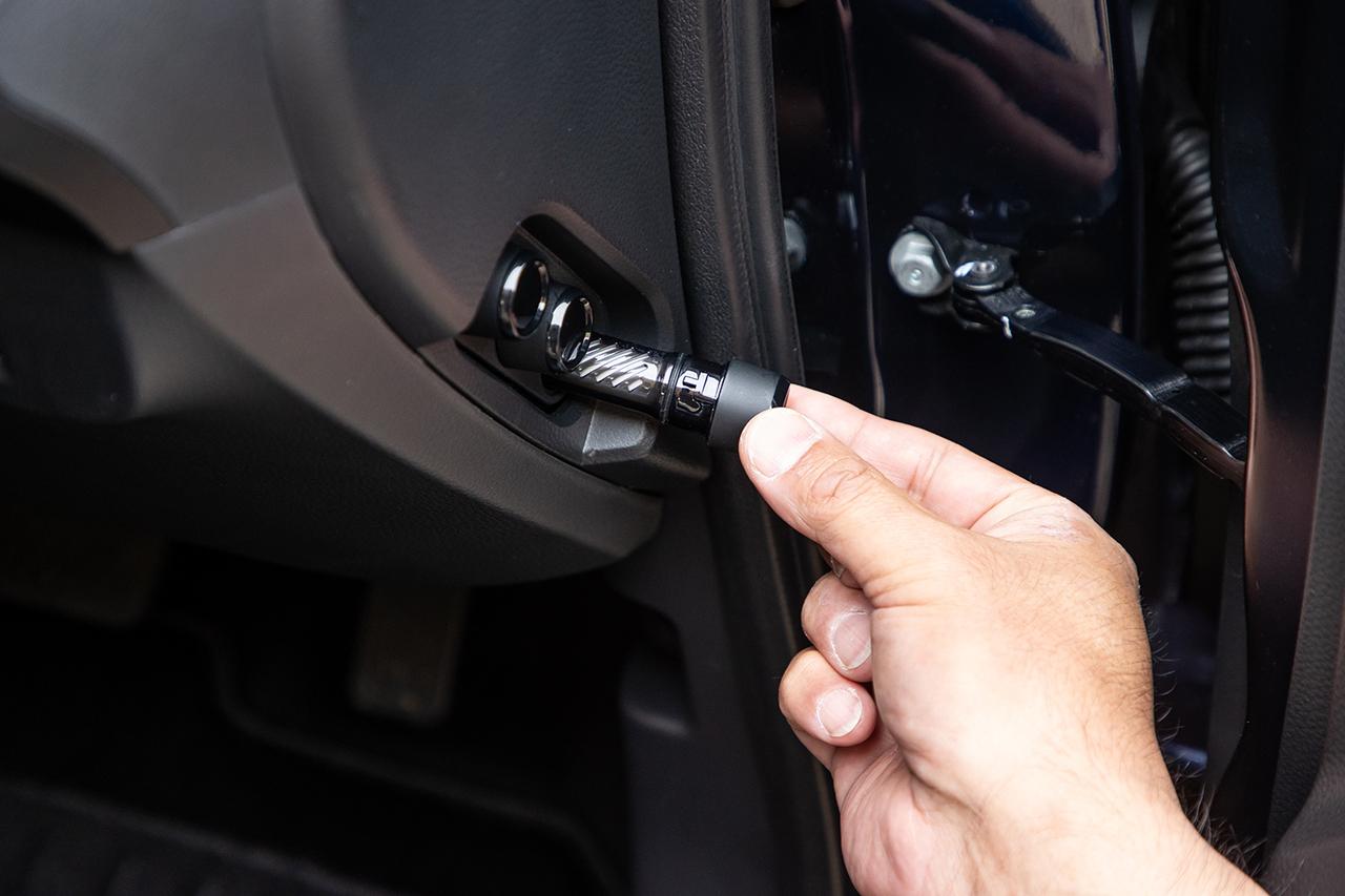 画像: ダッシュボード運転席側の脇から6種類用意されているアロマカートリッジのうち3種類まで装着できる。