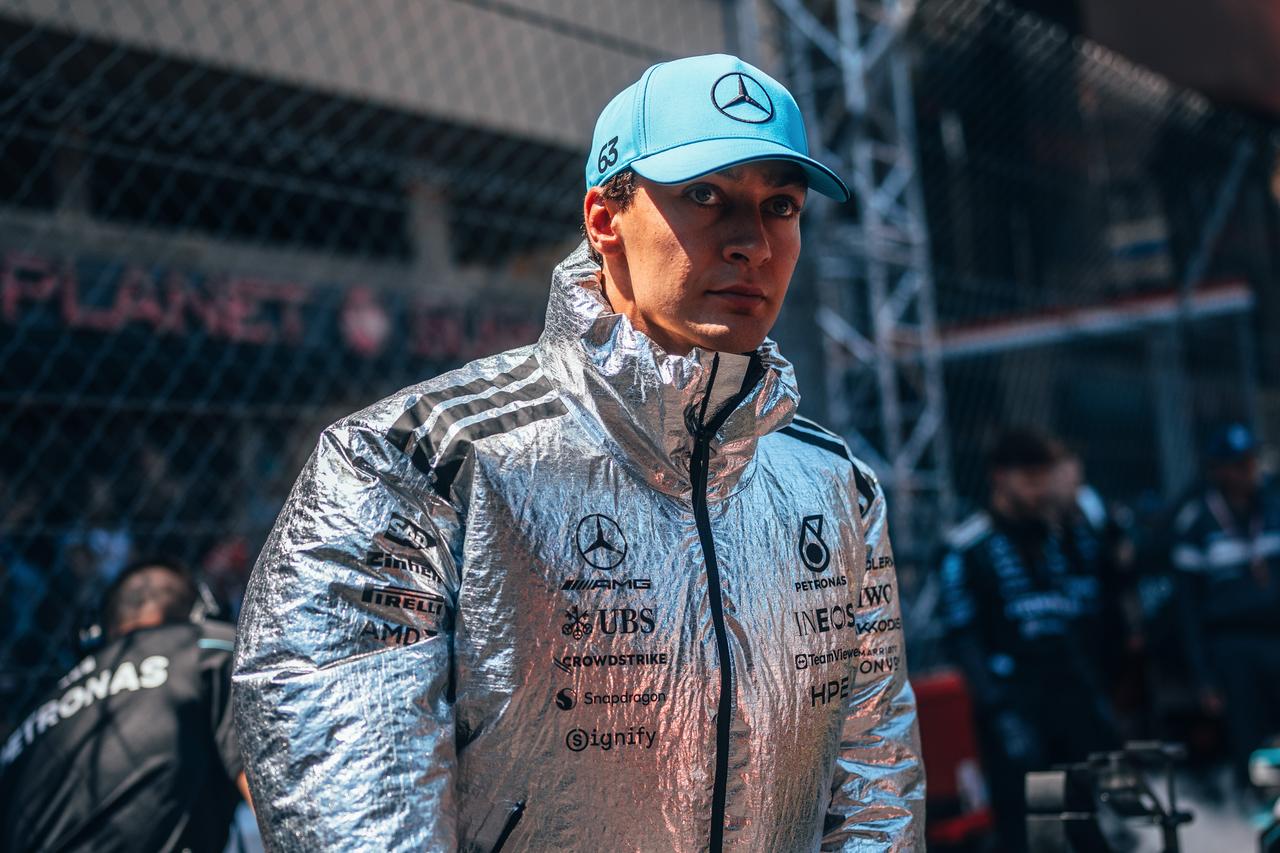 画像: 予選6位のジョージ・ラッセル（メルセデス）は5秒加算ペナルティを受けた後、さらにドライブスルーペナルティも科され、最終的にはポイント獲得を逃した。これでアントネッリとの差は66ポイントに。