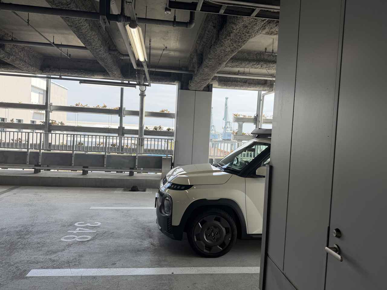 画像: 大きな駐車枠にインスタークロスを駐めるとかなりスペースが余るため、乗り降りがとても楽になる。こうした姿を見ているとかなりかわいい姿である。