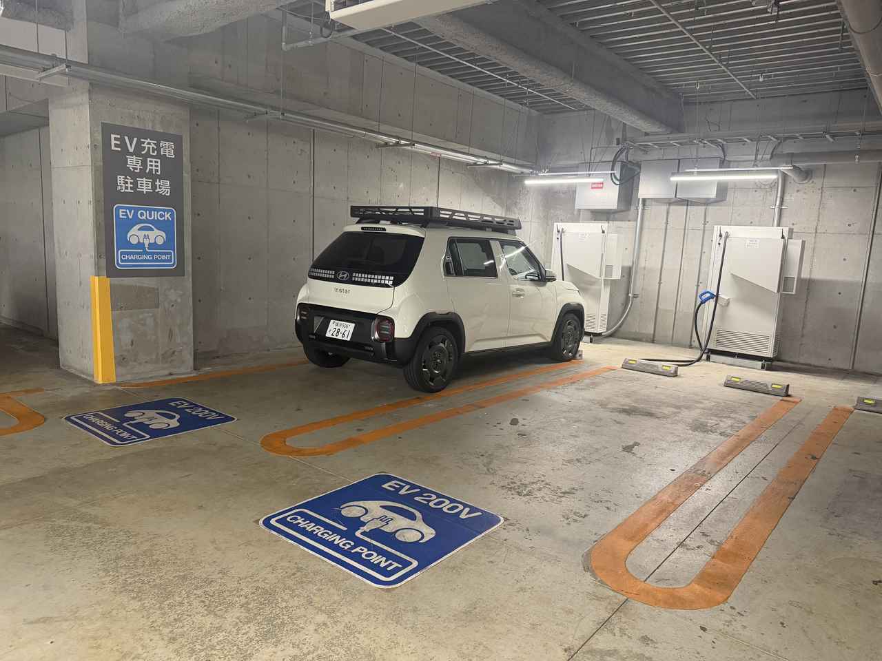 画像: ここはお気に入りに充電スタンド。地下駐車場に設置されているため雨が降っていても濡れずに充電ができる。また以前は携帯電話の電波が弱く、充電中に社内でスマホが使えなかったが、最近それも改善されているのでさらに便利になった。