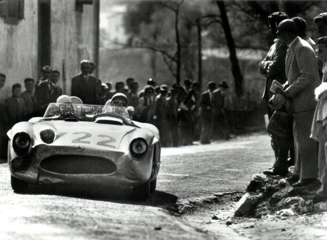 画像: 伝説の1955年大会、スターリング・モスがドライブするメルセデス・ベンツ300SLRが優勝した。