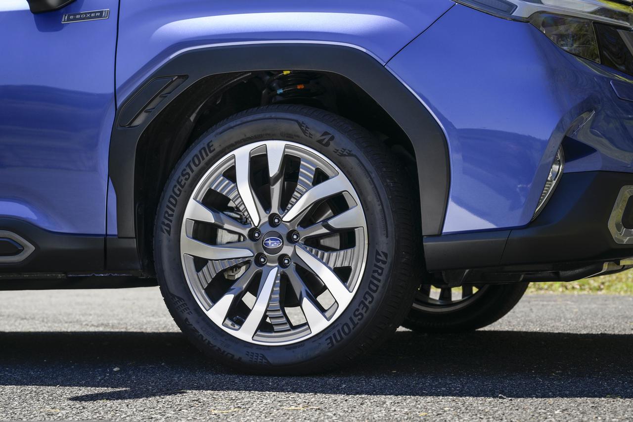 画像: 専用の19インチホイール(ダークグレー塗装+切削光輝)には235/50R19のオールシーズンタイヤが装着。