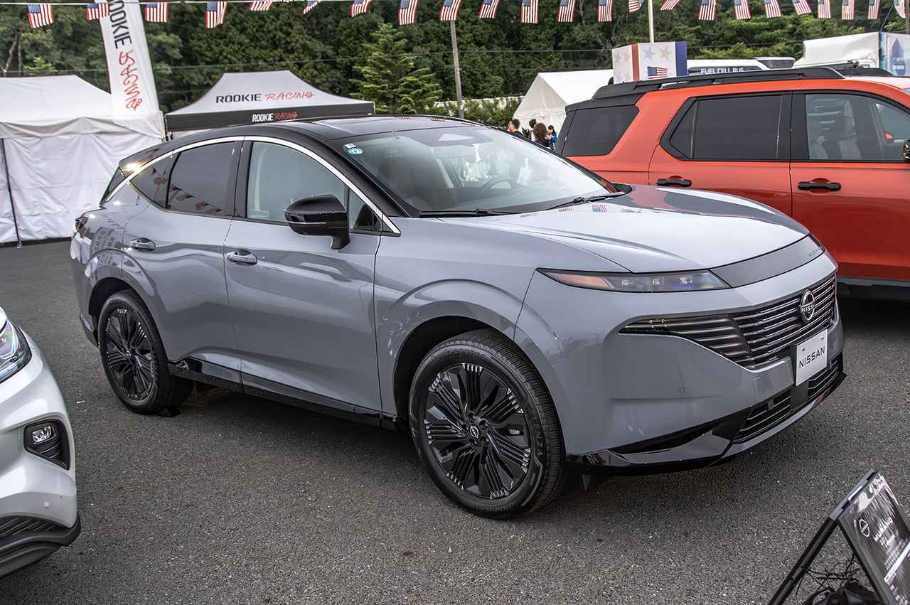 画像: 車格に合わせてワイドなデザインになったVモーショングリルの上部に横一文字のヘッドライトガーニッシュを組み合わせた特徴的なフェイスデザイン。