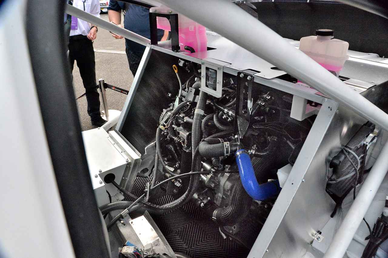 画像: FF用の4気筒エンジンをリアミッドに搭載し、前後2機のトータルで700psという出力を発生。