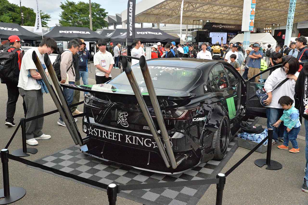 画像: メーカーの重役がプロデュースしたとは思えない存在感を放つ、ジャイアーノ陣営の「カムリ」。