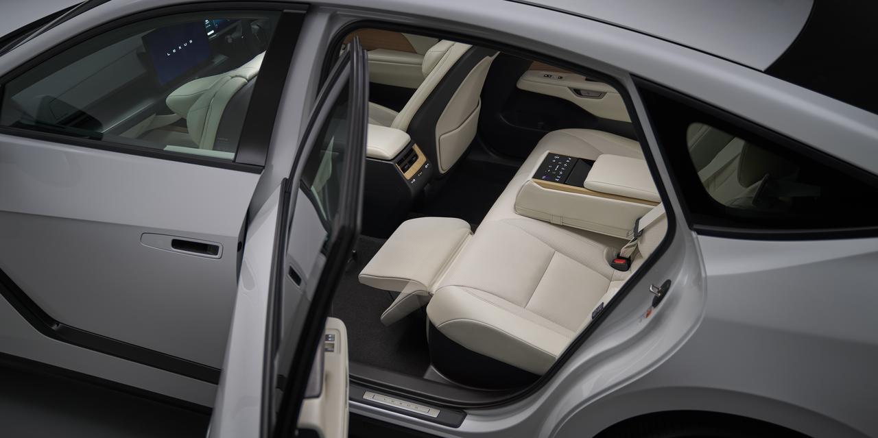 画像: ES350eに新設定された「Rr Comfort package」。オットマンやリクライニング機能を備え、後席の快適な移動体験を提供する。