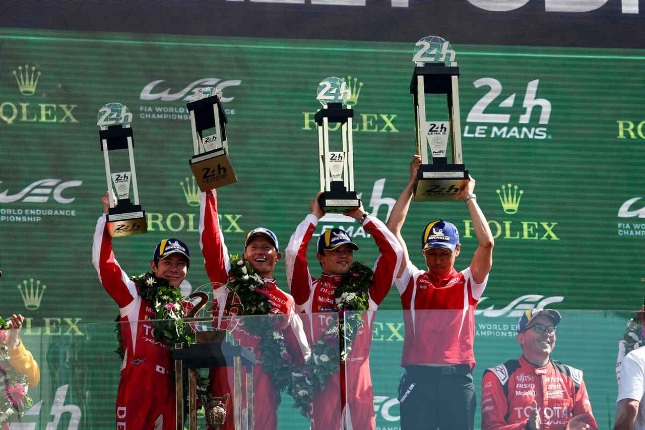 画像: 予選14番手から逆転で優勝を飾ったマイク・コンウェイ/小林可夢偉/ニック・デ・フリース組(7号車トヨタ)。トヨタとしては2022年以来、4年ぶり6度目のル・マン制覇となった。
