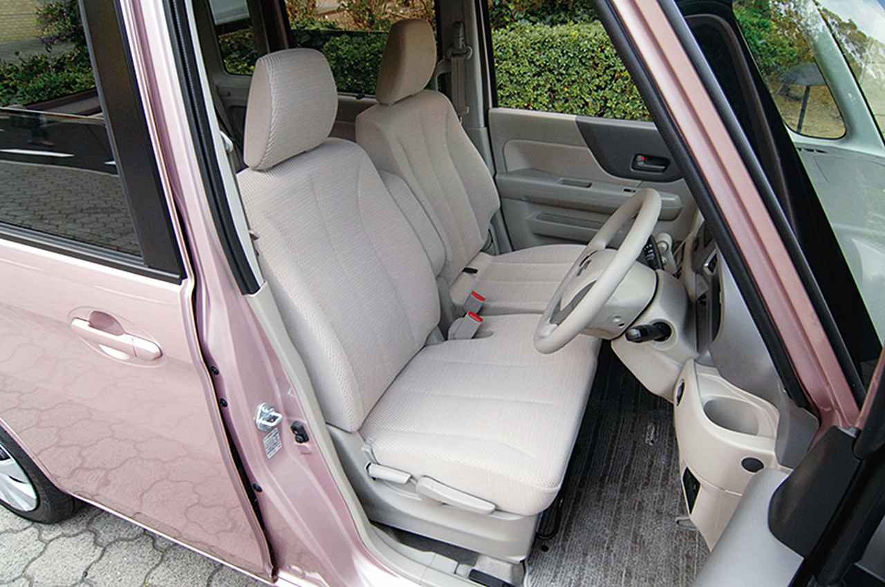 画像: フロントシートは乗降性が良い。また、適度なサポート力を備えており、運転中に身体がずれることもなく疲れにくい。