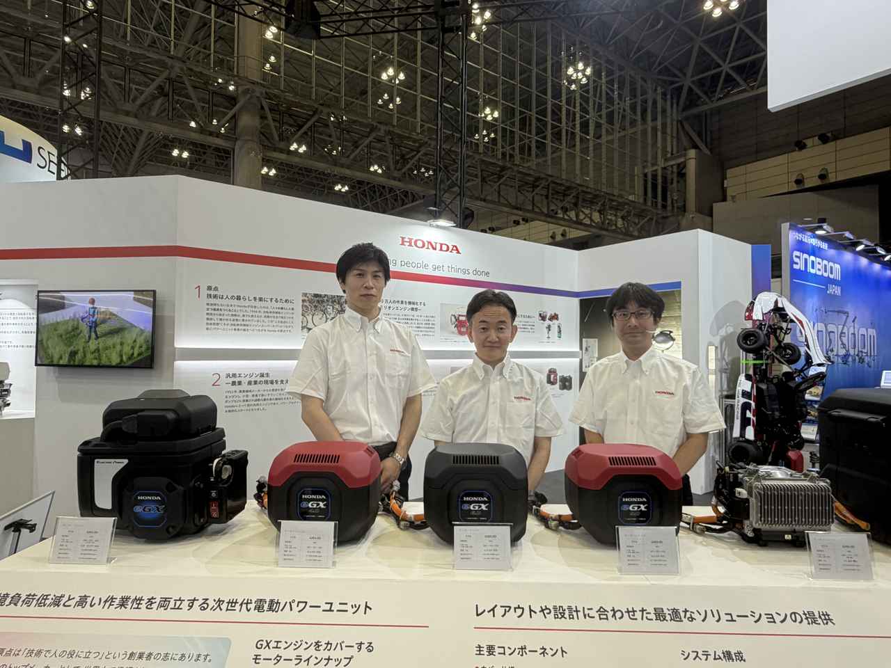 画像: 左からeGX中大型モデル営業責任者 高橋基尚(たかはしもとひさ)さん、パワープロダクツ事業統括部 事業企画部部長 田淵陽之(たぶちはるゆき)さん、eGX中大型モデル開発責任者 徳備広太(とくびこうた)さん。