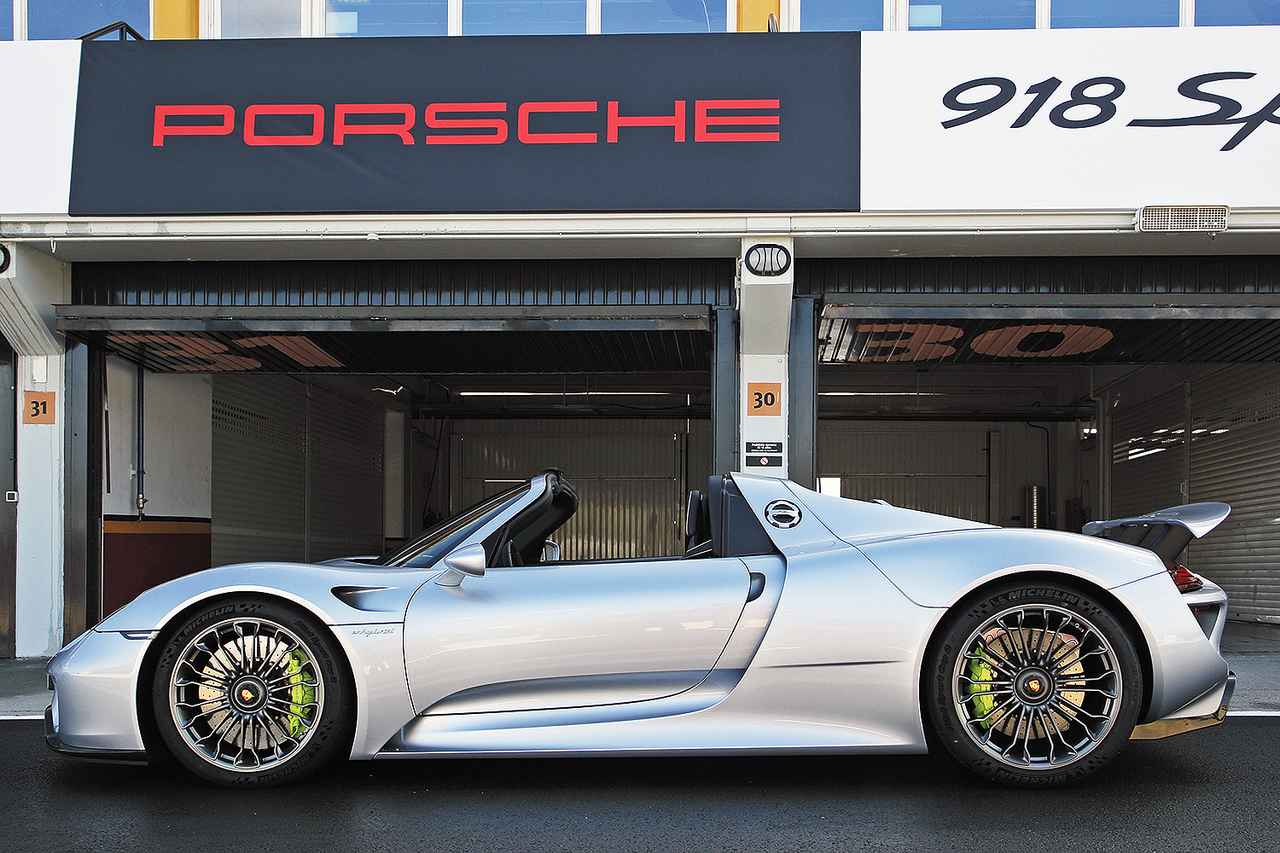 画像: 車名はスパイダーだが、オープン時でもタルガトップ風にリアセクションは残る。2分割のハードトップが装着できる。