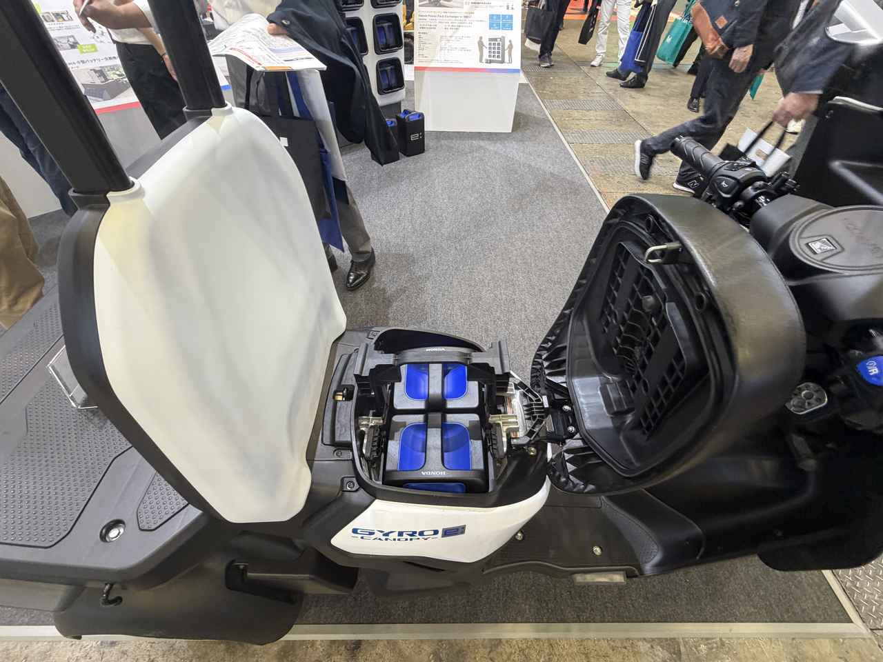 画像: Honda Mobile Power Pack e:はシート下に搭載される。
