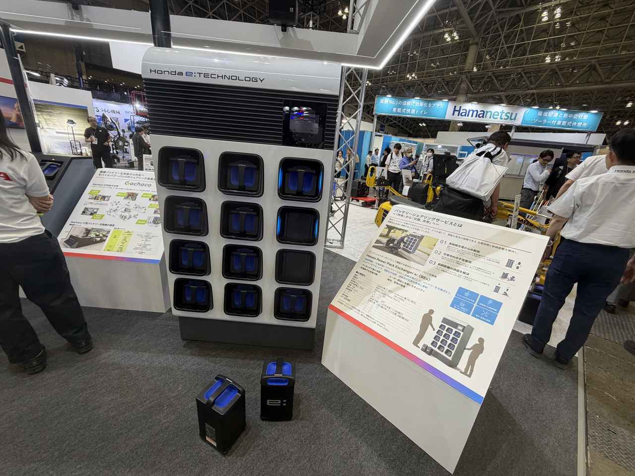 画像: 街中でホンダモバイルパワーパックイーを交換、共有できるバッテリーシェアリングサービスは、2022年4月1日にENEOS、Honda、YAMAHA、SUZUKI、KAWASAKIの5社が電動二輪車の共通仕様バッテリーのシェアリングサービス提供とシェアリングサービスのためのインフラ整備を目的とする 「Gachaco(ガチャコ)」を設立し、同年10月より電動バイク向けのバッテリーシェアリングサービスを開始している。
