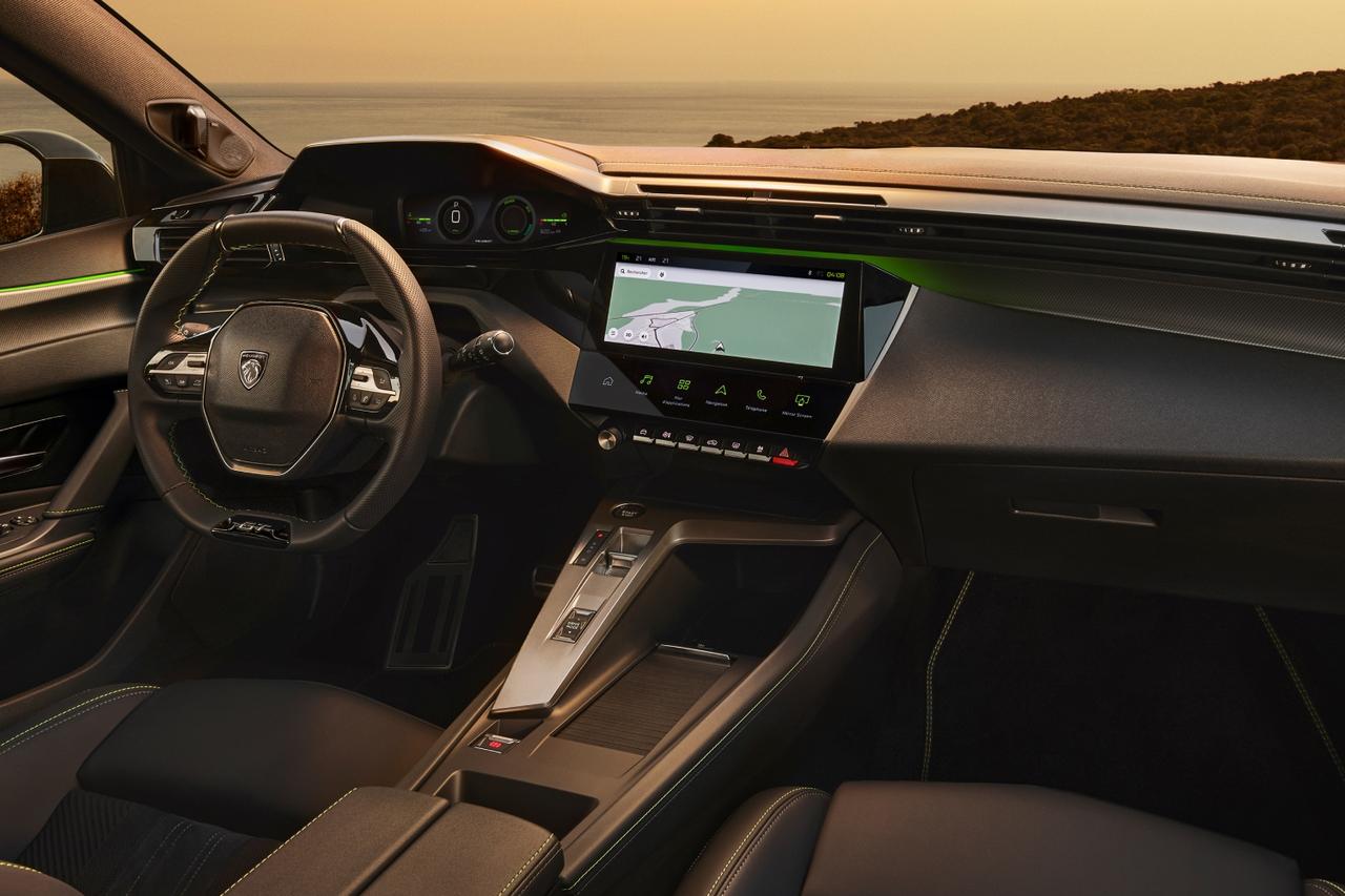 画像: 小径ステアリングや3Dデジタルパネルを備えた「i-Cockpit」が、ドライバーとの一体感を生み出す。