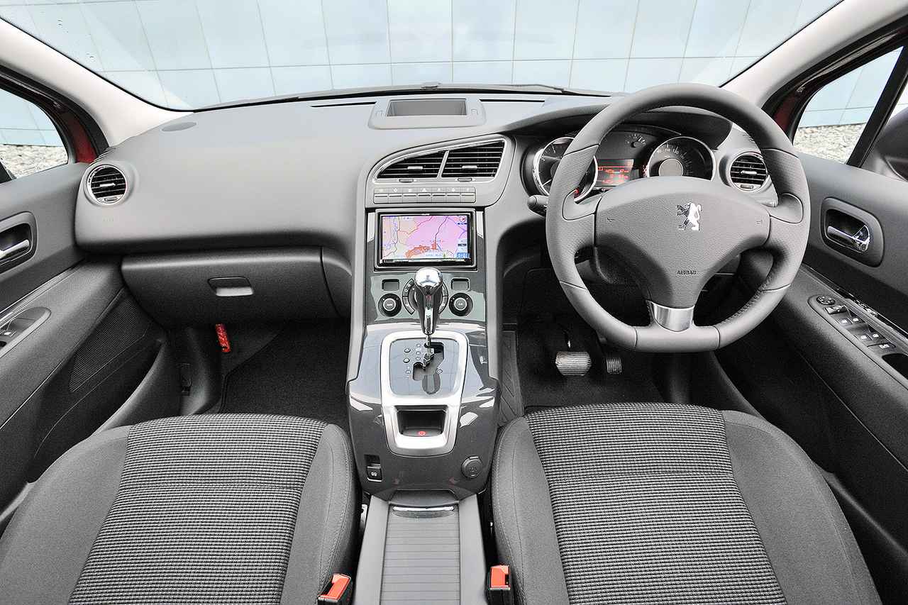 画像: フロアシフトのコクピットまわりは、他のプジョー車と似たイメージだ。ミニバン然としていないのがいい。