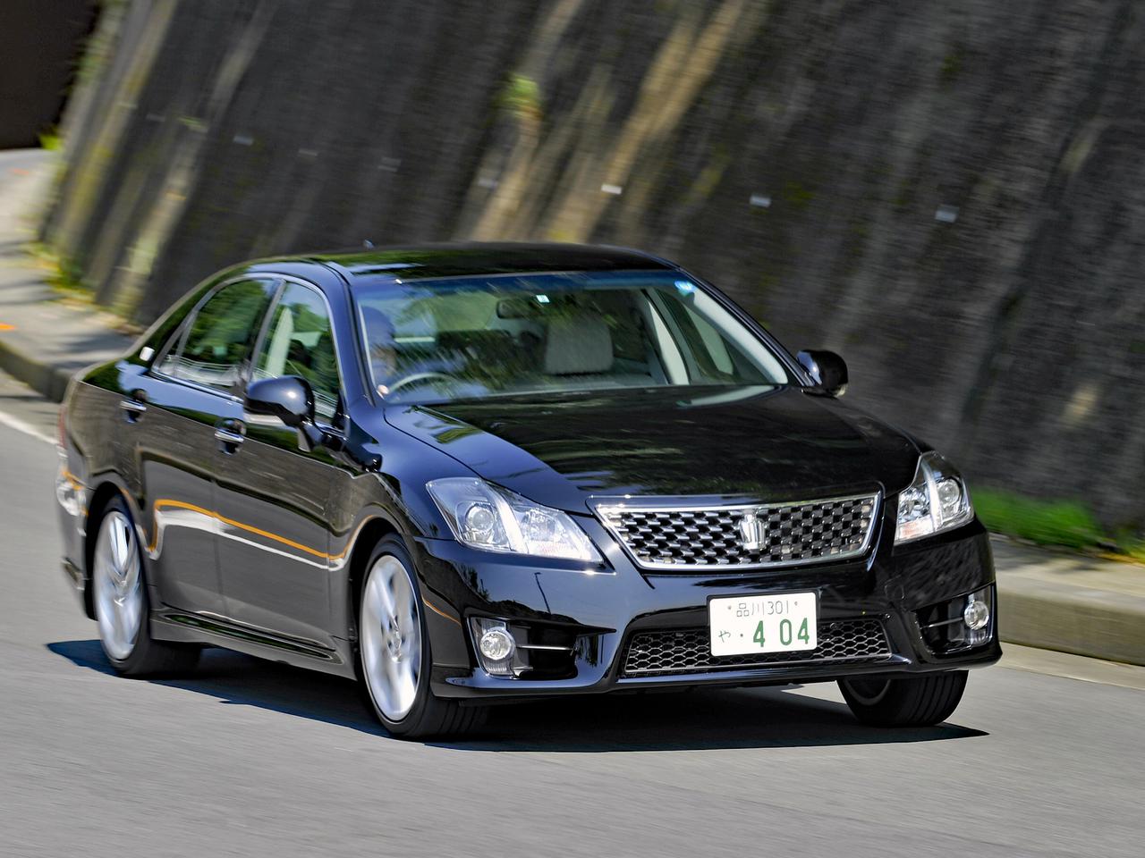 画像: 13代目にもアスリートの名称は継承されているが、写真の2010年マイチェン後モデルの乗り心地は18インチタイヤを履いているとは思えない優しいものになった。2.5LのV6エンジンを搭載。同タイミングでレギュラーガソリン仕様となり、パワースペックは少しダウンしたが燃費は向上した。