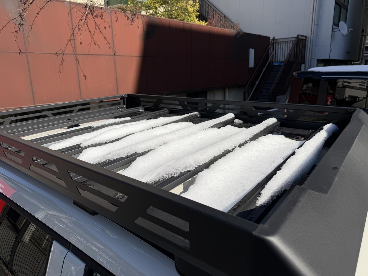 画像: フロントガラスの雪は落としたhが、ルーフバスケットに積もった雪を落とすことを忘れ、駐車場を出るときに、これが流れ落ちてきてフロントの視界を遮った。雪はここも必ず落としておこう。