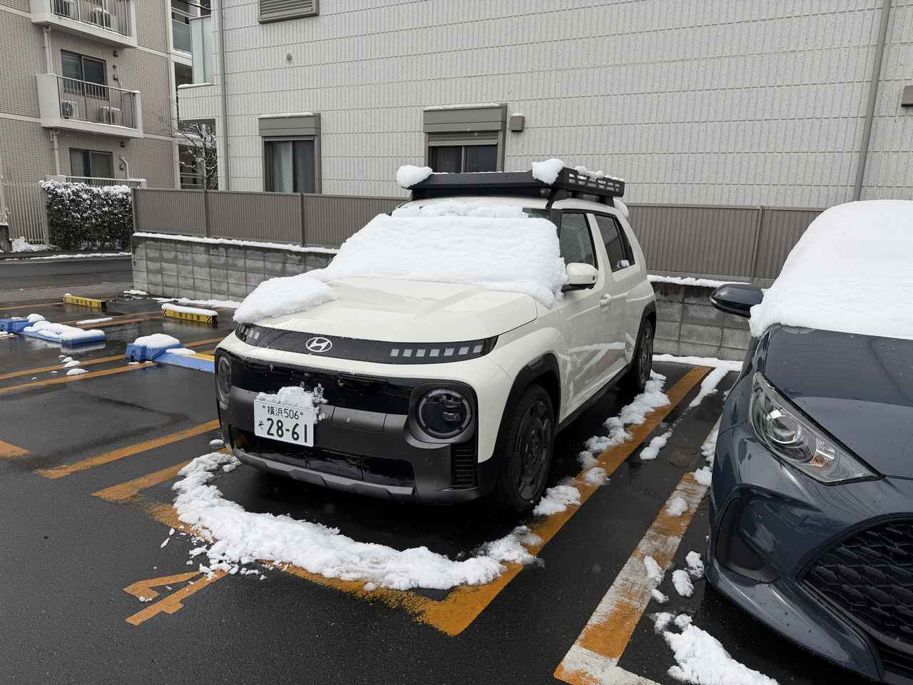 画像: 2026年2月。東京に雪が降り、インスタークロスにも少し積もった。路面に雪はなかったので、フロントガラスの雪を落として走り出したのだが・・・。