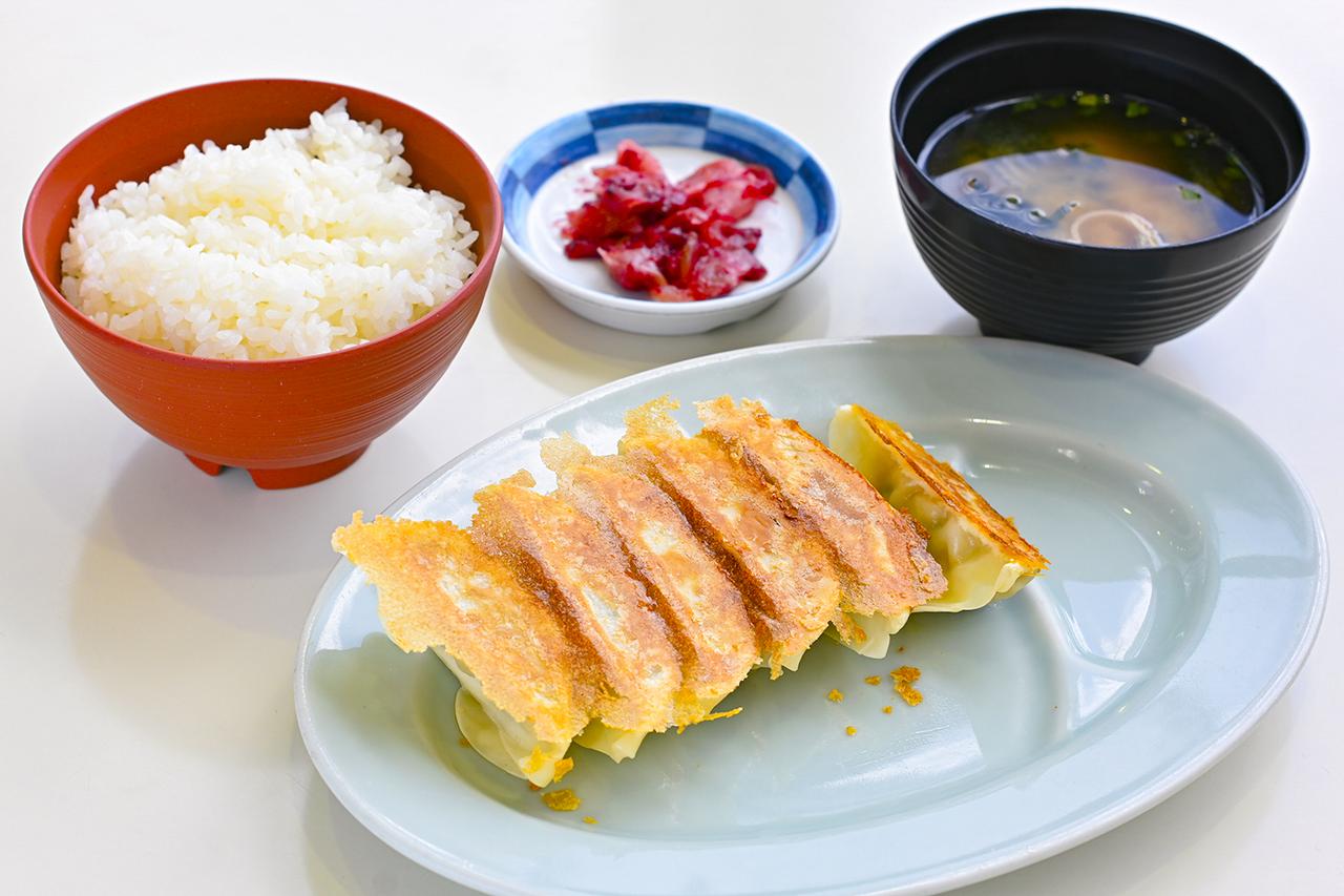 画像: 上河内SA(下り)の餃子コーナー「豚嘻嘻」で販売されている「焼餃子定食」(1060円)。