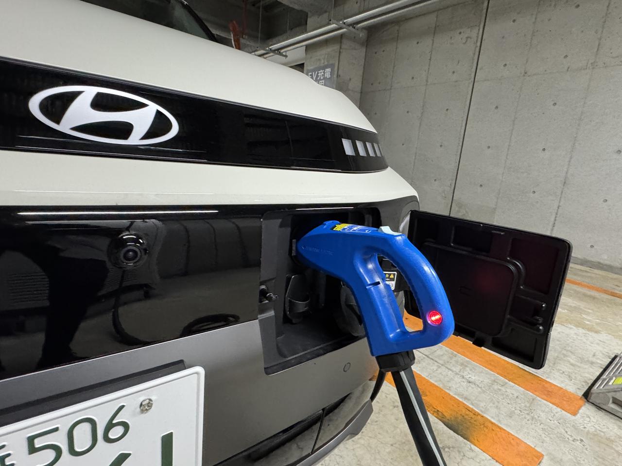 画像: フロントグリルに普通充電、急速充電口が用意される。それぞれにそこを塞ぐキャップが装備されているが、せっかちで無精な私は、できるならこれががないほうがいいと思っていた。