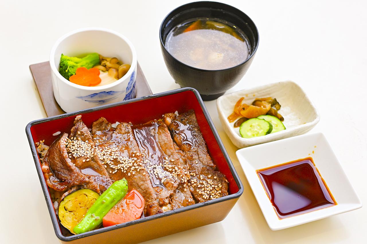 画像: レストラン「和食 九尾」で提供されている「日光霧降高原ステーキ重」(2700円)。地元のブランド肉を使っている。