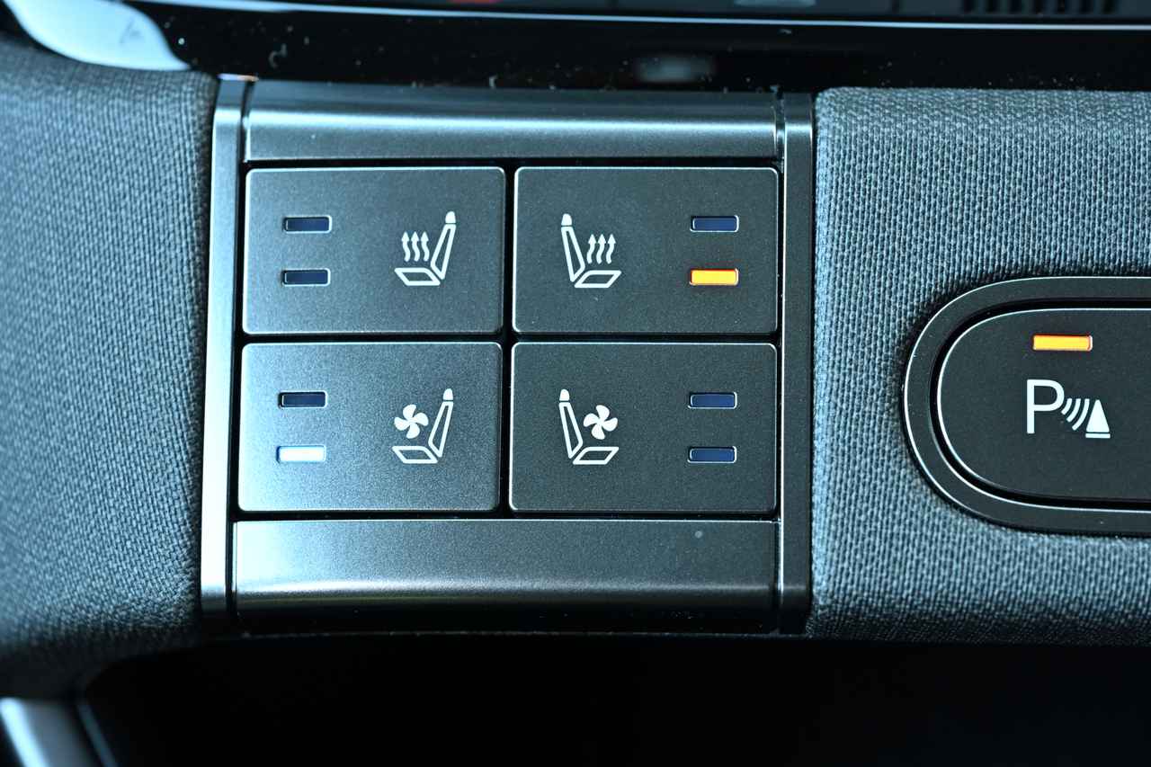 画像: 運転席、助手席のシートヒーターとシートベンチレーションのスイッチはここに配置され、使いやすい。できればこれらのスイッチを少し小さくしても下のスペースにステアリングヒーターのスイッチを配置してほしいと感じた。