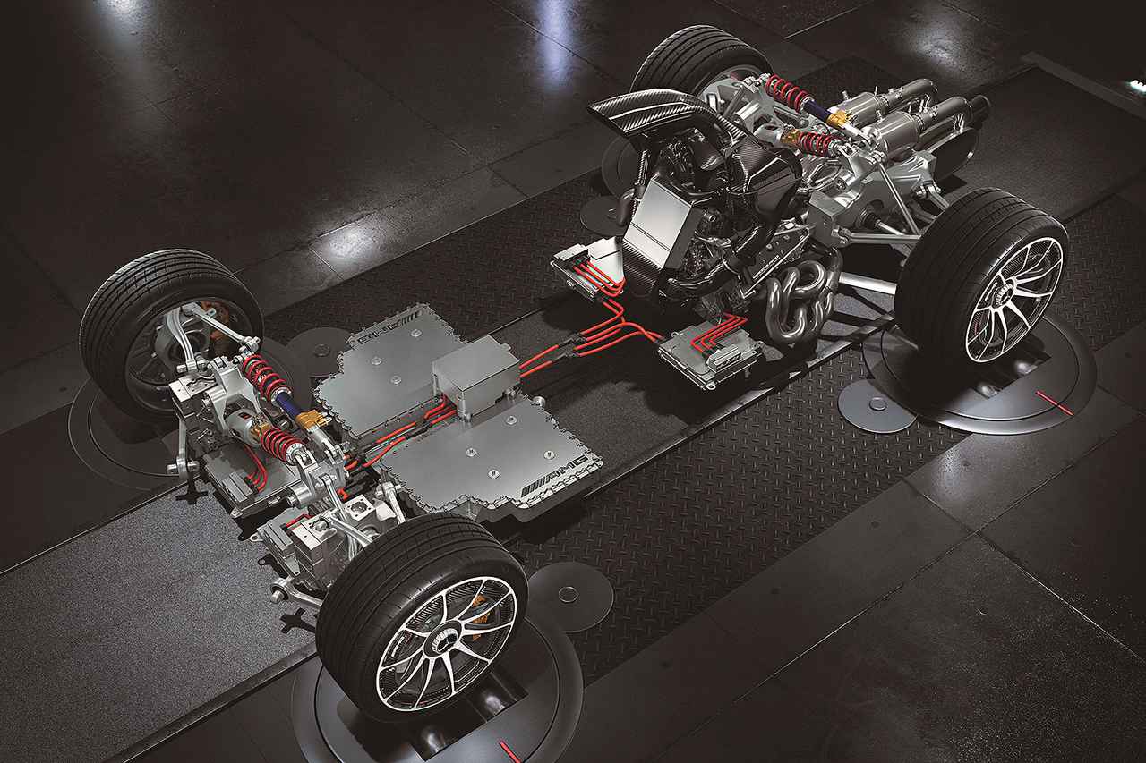 画像: メルセデスAMG ONEのシステム図。フロントは2基のモーターで駆動。リアのモーターはエンジンとターボに連動する。