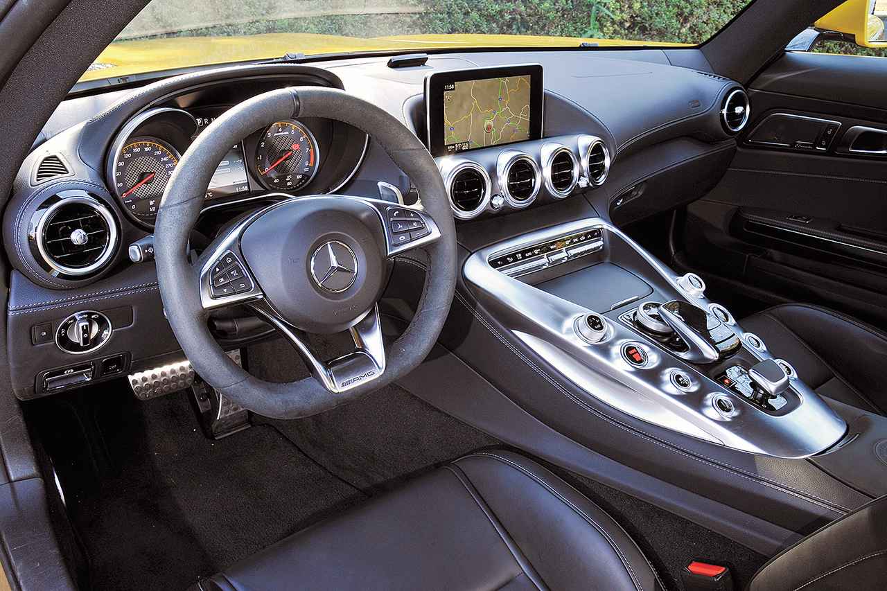 画像: V8エンジンをモチーフにした大きなセンターコンソールを境にしてコクピットはセパレートされている。