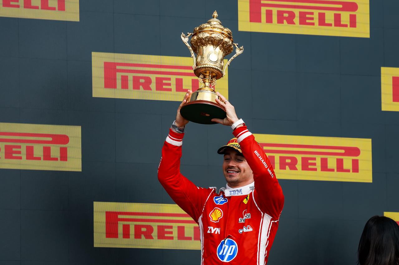 画像: 今季初優勝を飾ったフェラーリのシャルル・ルクレール。フェラーリにとってF1グランプリ通算250勝目という歴史的勝利となった。