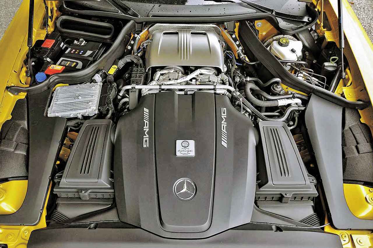 画像: V8ツインターボのエンジン本体は、黒いカバーの奥にフロントミッドシップ搭載されている。