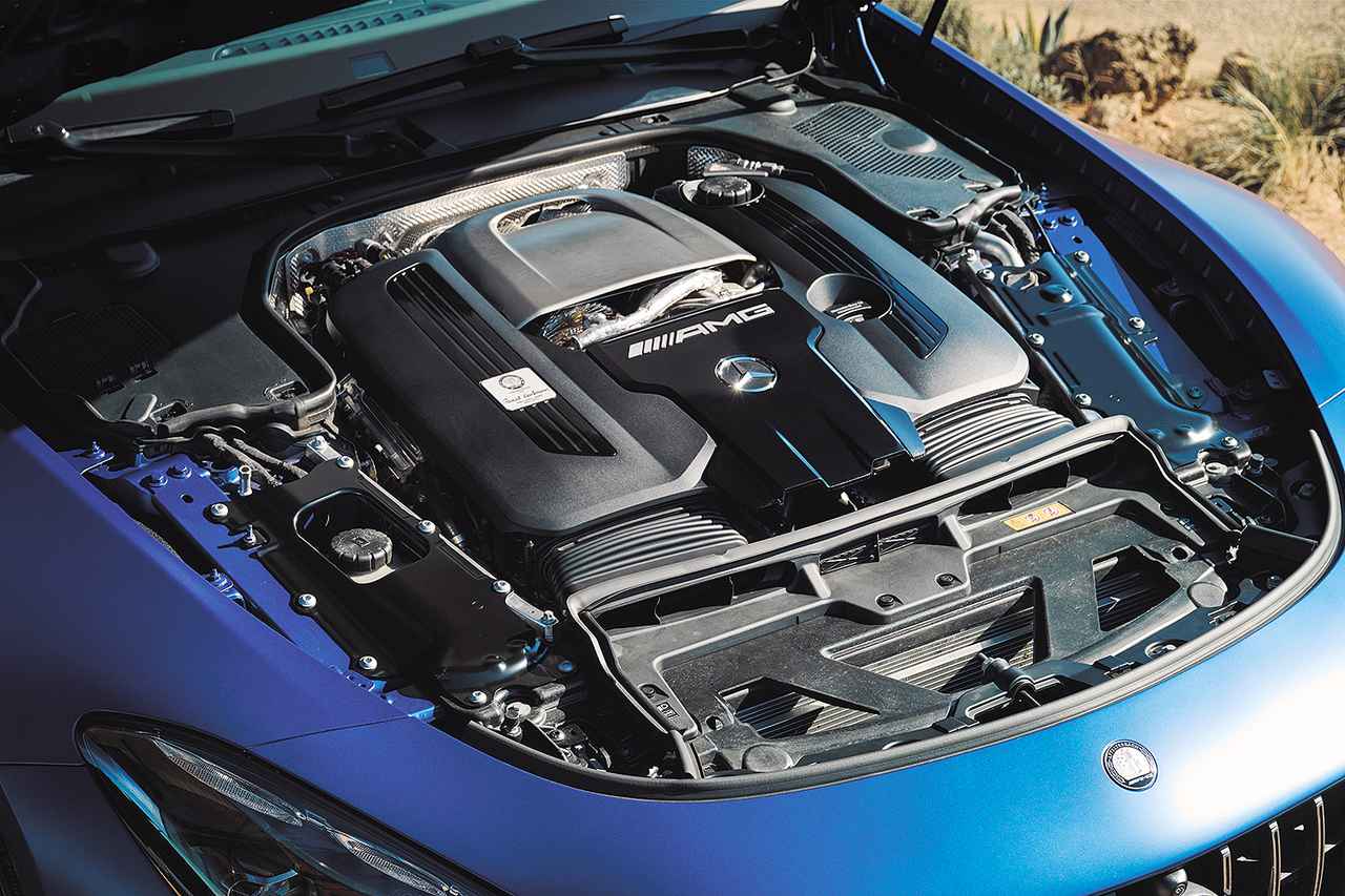 画像: 4LのV8ツインターボエンジンはさまざまな改良が施され、585psと800Nmを発生。9速ATを介してフルタイムで4輪を駆動する。