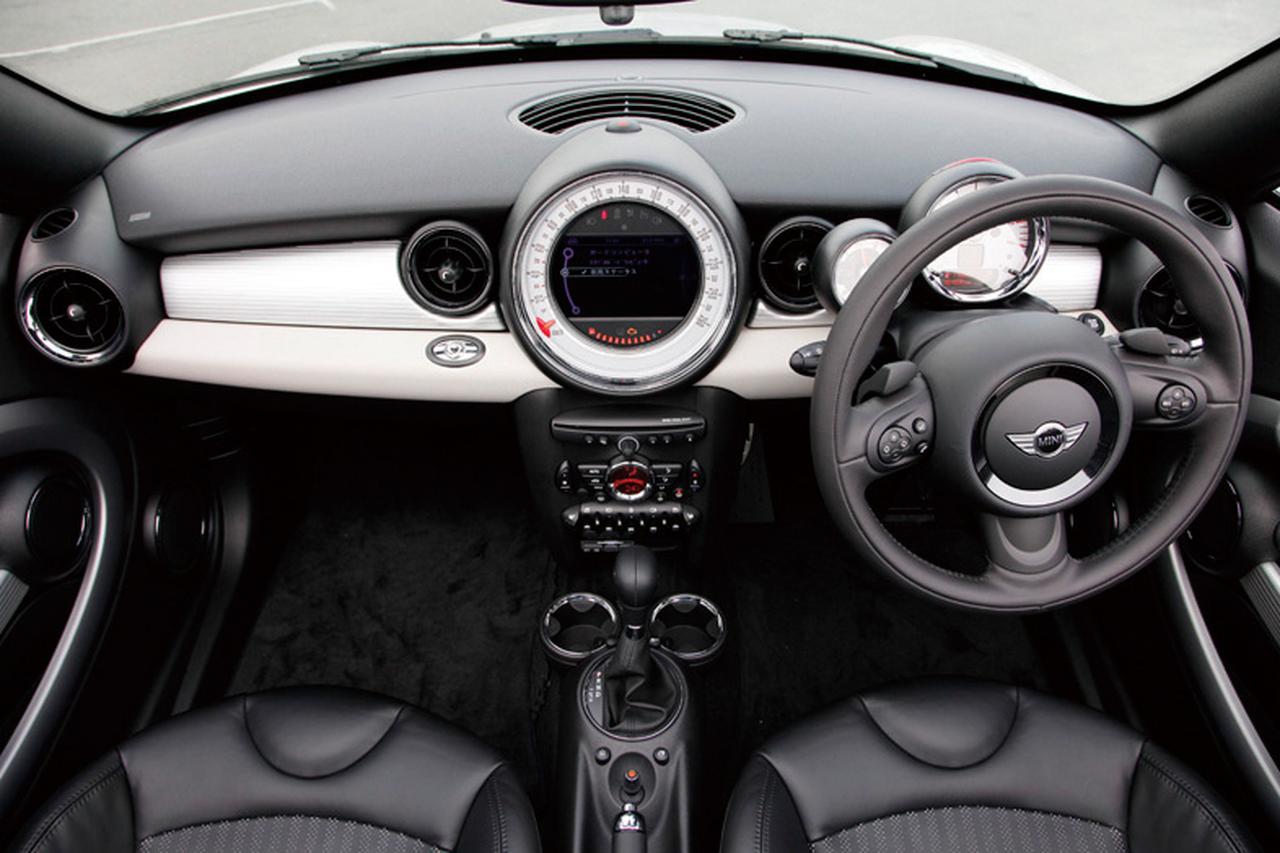 画像: MINI クーパーS ロードスターのインテリア。大型スピードメーターや円形デザインといった数々のアイテムがMINIであることを強烈に表現する。オープンにしている時間を積算して表示するオールウェイズオープンタイマーやブーストラジオ・CDは標準装備。