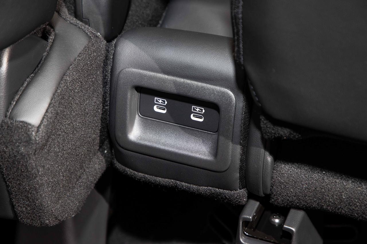 画像: リア席用に設けられた「センターUSBチャージャー」。イルミネーションつきのUSB-Cポートが2口備わる。