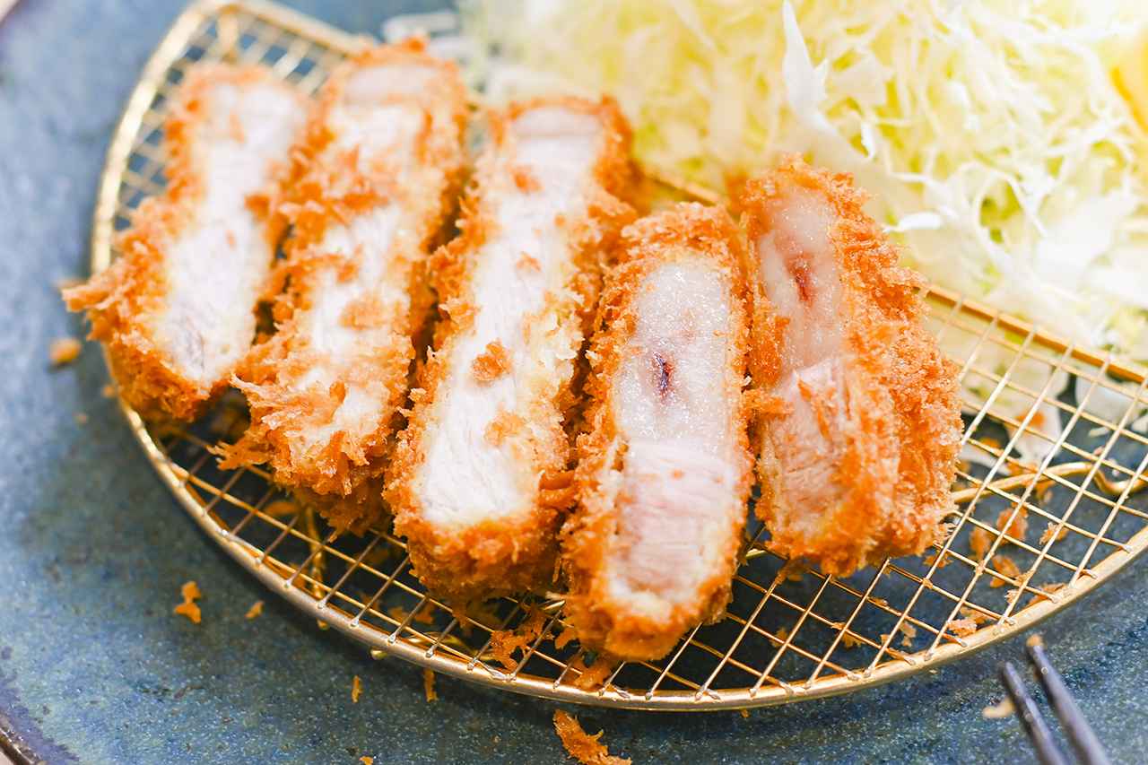 画像: レストラン「黄金色の豚」の看板メニューとなるのが「那須豚三元豚のロースカツ御膳」(120g:1780円)。