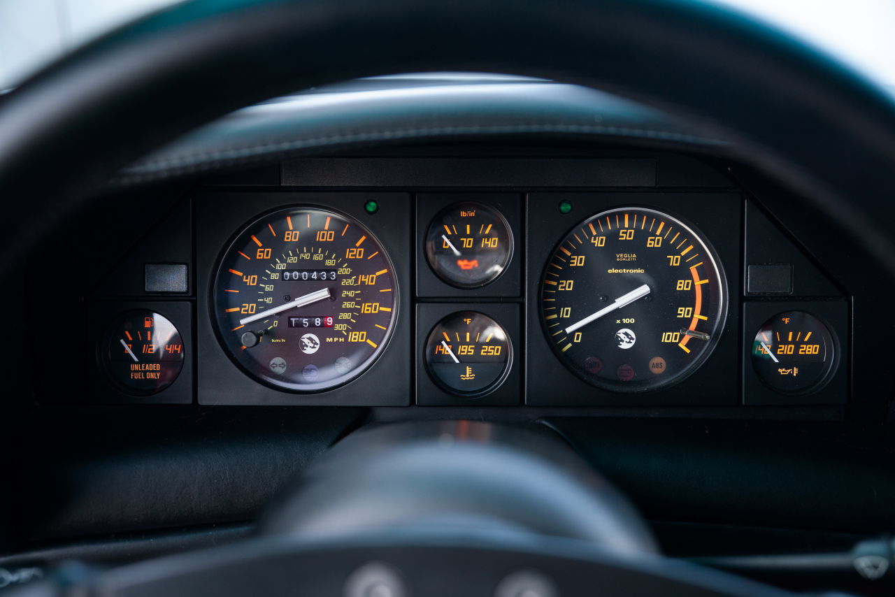 画像: カタログ値の328km/hはついぞ実測されていませんが、メーターはしっかり300km/hスケールを装備しています。