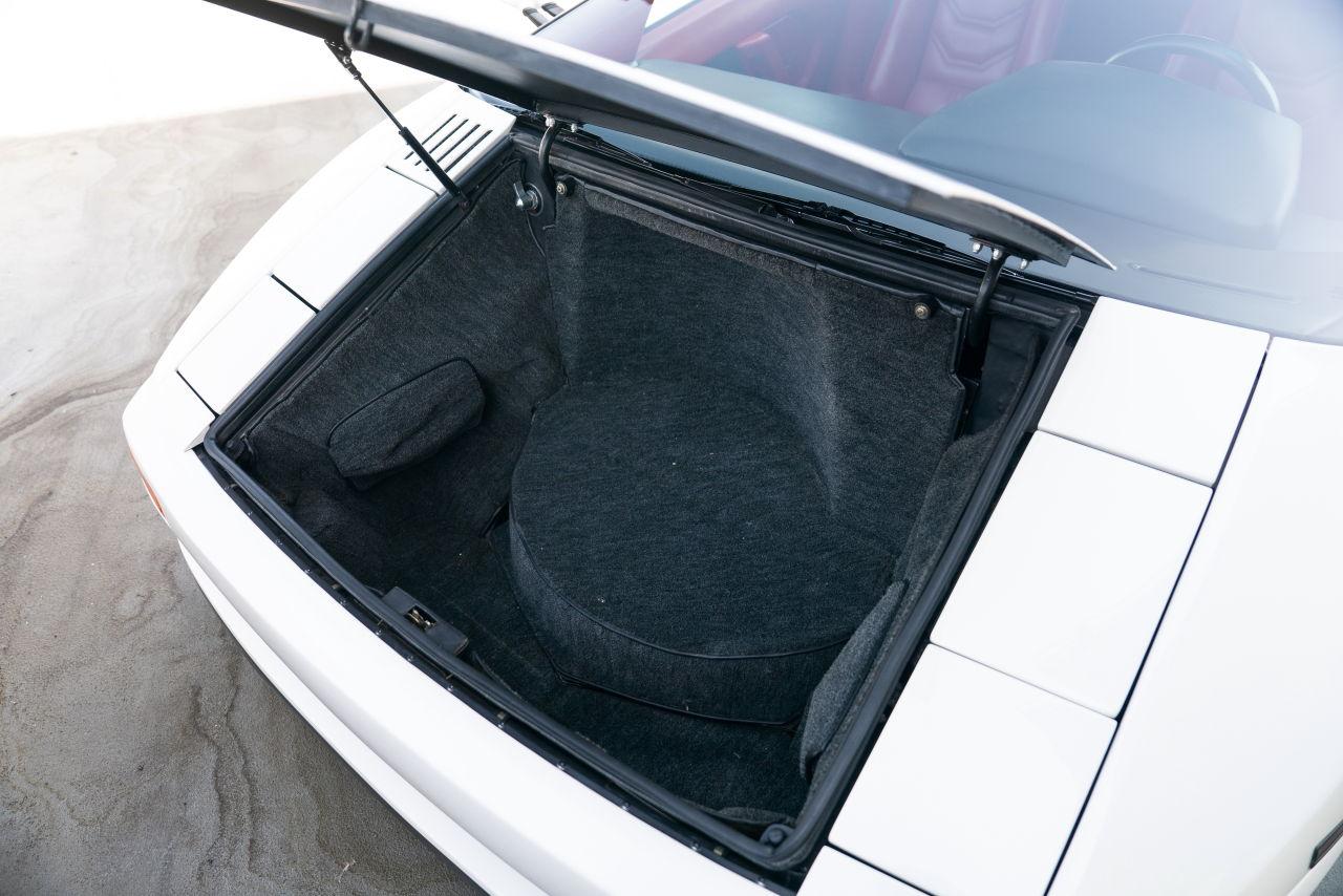 画像: フロントには深さも容量も実用性が高い荷室が用意されました。ランボ各車の弱点を補う工夫といえるでしょう。