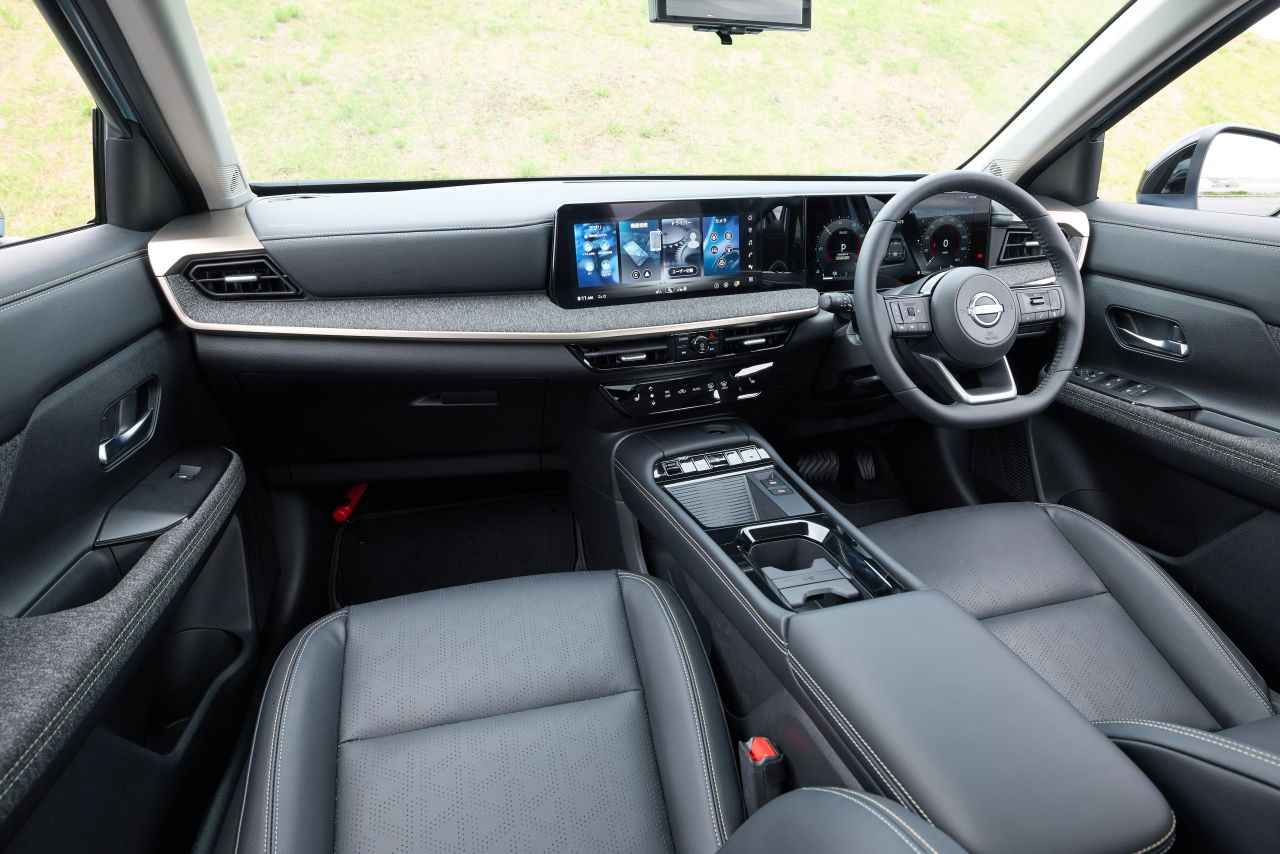 画像: 上位モデル譲りの2枚の大型カラーディスプレイを連ねたコクピットは、先進感と高い操作性を両立。目玉のNissanConnectインフォテインメントシステムはグレード別装備で、下位グレードではOPになるため費用が嵩むが、新型の大きな魅力になるだけに選びたい装備だ。