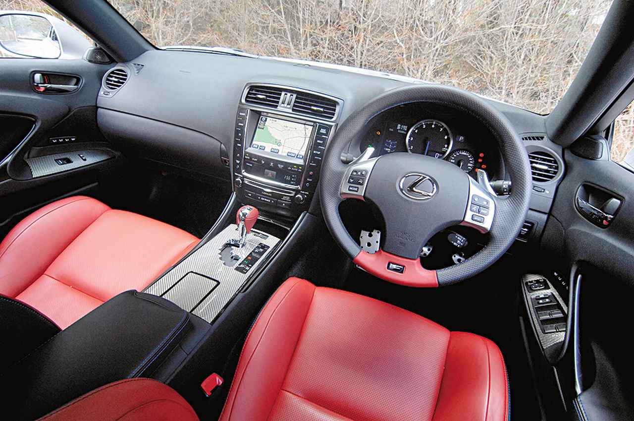 画像: 内装色は2012年モデルから設定されたレッド&ブラック。センターコンソールはオプションのダークシルバースターリングファイバー。