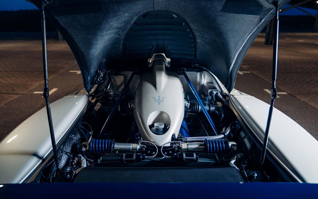 画像: リヤのフードを開ければ、V12エンジンと後方にあるプッシュロッドサスの位置関係が分かるはず。