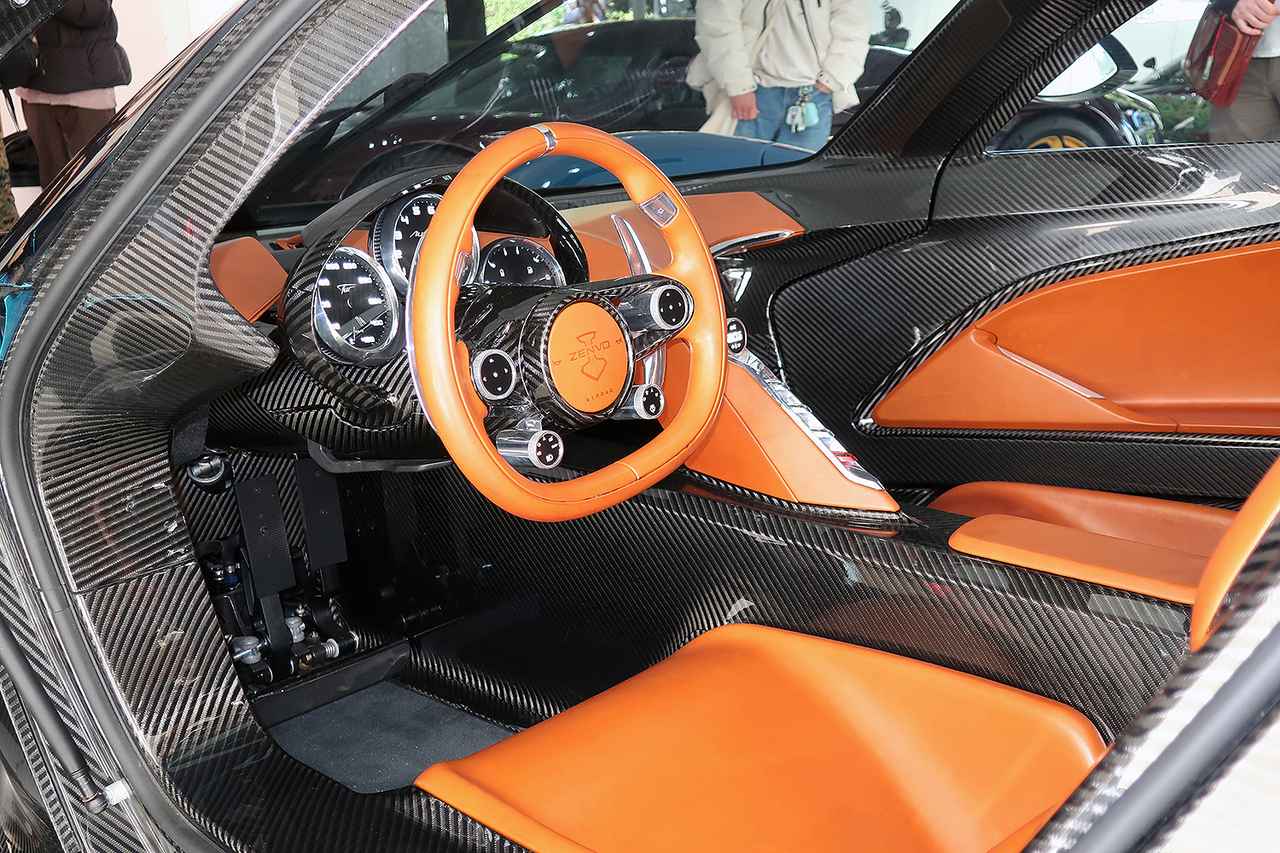 画像: グランドツーリングカー的なトゥールのインテリアは、タン(ライトブラウン)のレザーとカーボンのコントラストが美しい。