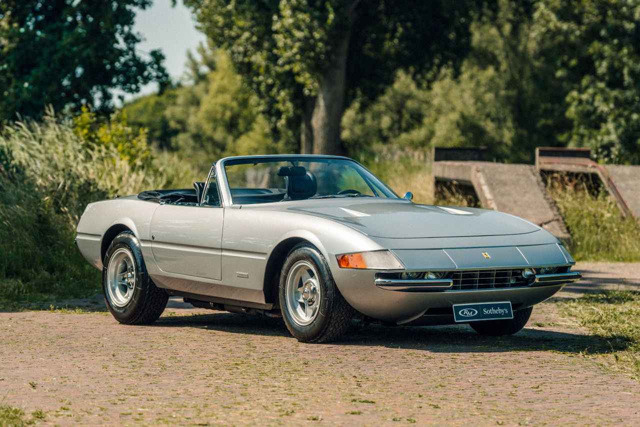 画像: デイトナ・クーペはミウラの2年後、1968年にデビューして売れ行き絶好調だったため、スパイダーはさらに1年後の1969年に発売。