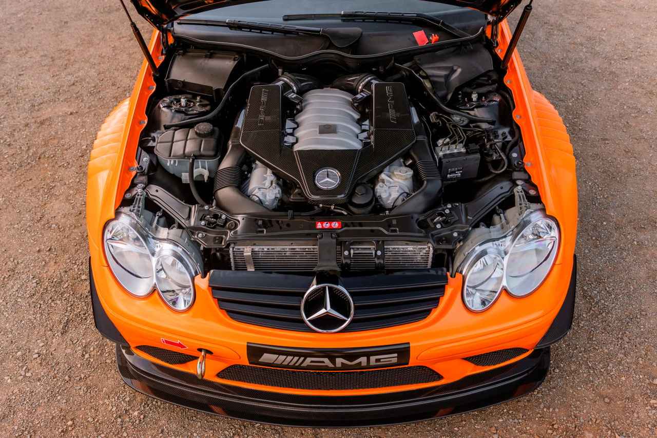 画像1: コンパクトとは言い難い6.2リッターV8ながら、CLKのエンジンベイにはすっぽりと収まっているM156ユニット。