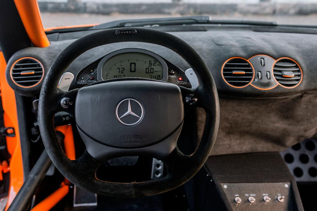 画像2: ほぼDTMと似通ったインテリアながら、テスト車両らしく助手席も装備。ステアリングはエアバッグ付きを採用。
