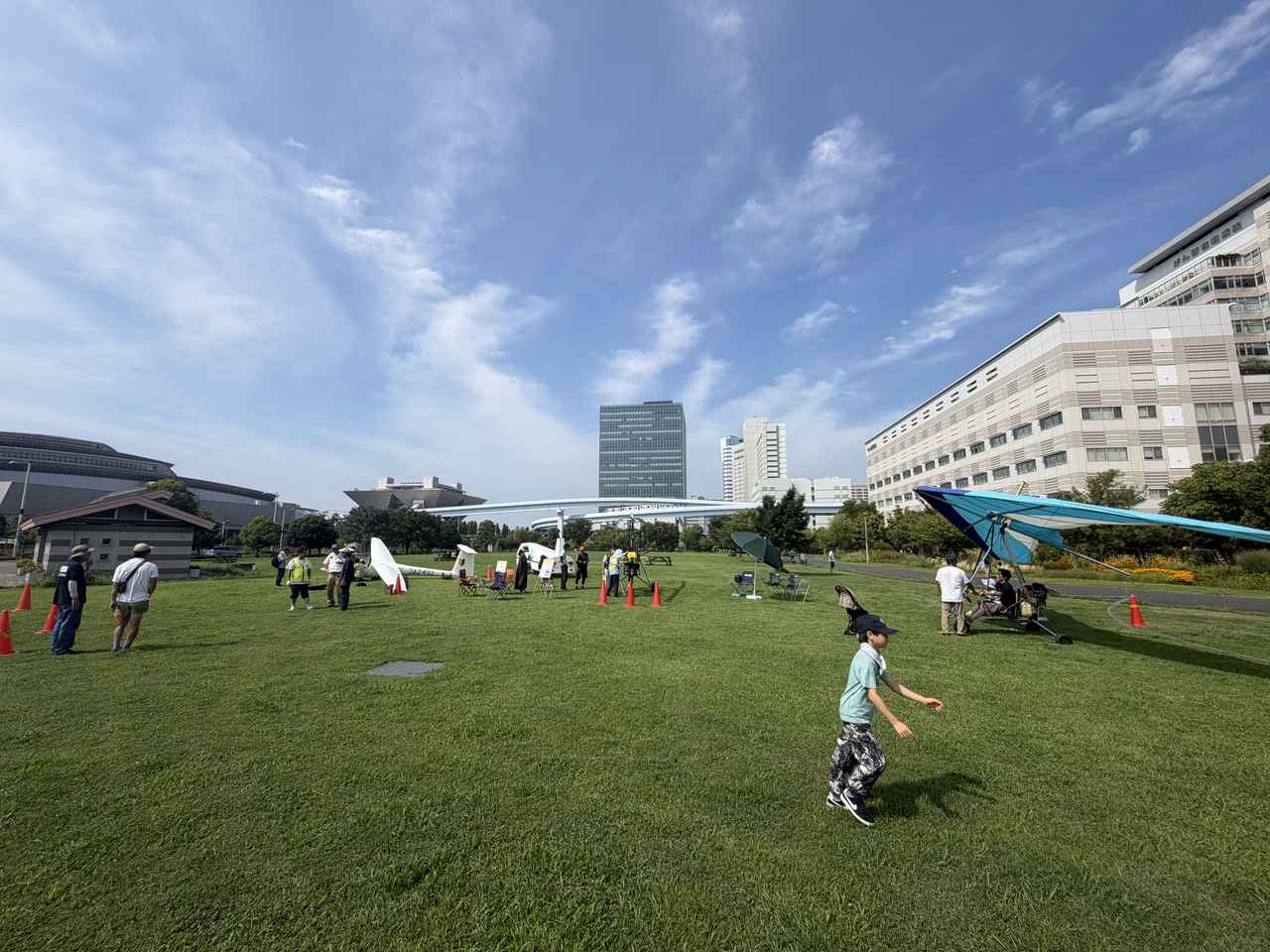 画像: 熱気球搭乗体験のほかにパラモーター展示、ハング/パラグライダーVR体験、小型機展示、熱気球教室などのコンテンツが夏休みということもありファミリーで賑わった。