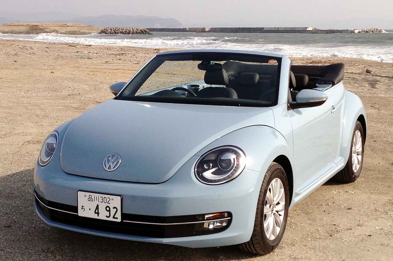 画像: 初代、2代目と同様、ソフトトップをたたんだ部分は少し高くなる独特のスタイルを踏襲。後方視界はまずまず。