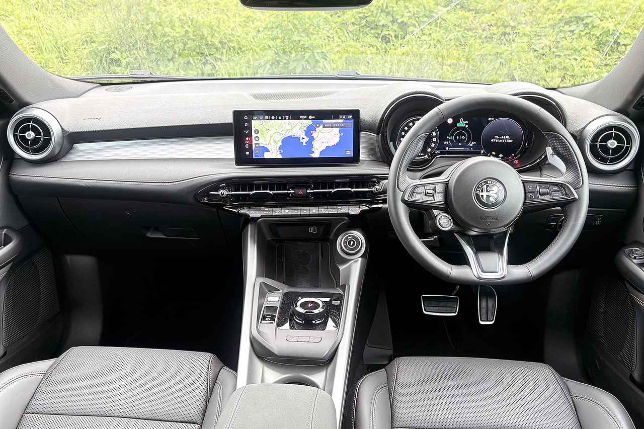 画像: ドライバーオリエンテッドでスタイリッシュなインパネ。エンジンON／OFFスイッチはハンドルに備わる。10.25インチのタッチスクリーンも扱いやすい。