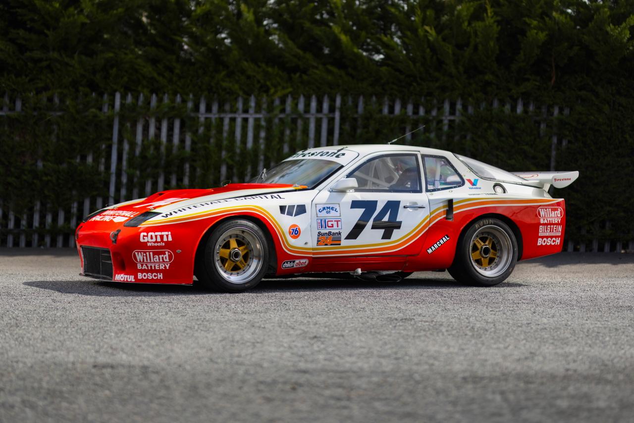 画像: 1981年、前年の924GTPから進化して、GTクラスへエントリーした924GTR。ワークスマシンと合わせて18台のみの製造。