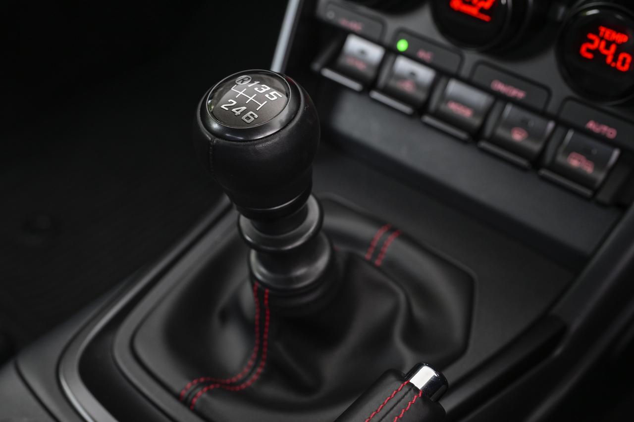 画像: MTモデルは6速でカッチリとした操作感が特徴。スバル BRZとの一体感を愉しむなら、3ペダルMT一択だ。