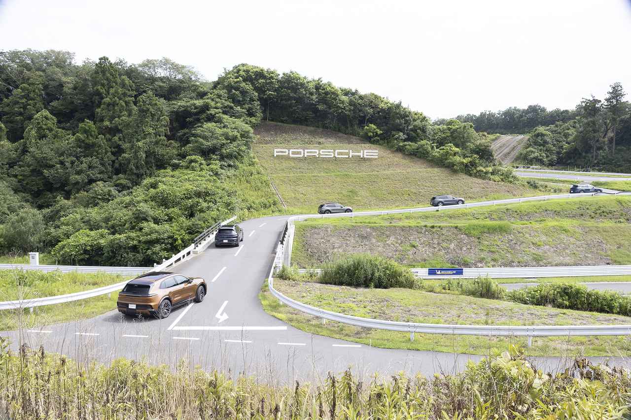 画像: 試乗はポルシェブランドの世界を体感できる施設「ポルシェ・エクスペリエンスセンター東京」のハンドリングコースを中心に行われた。ペースカーを先頭に4台のカイエンエレクトリックが同時に走った。